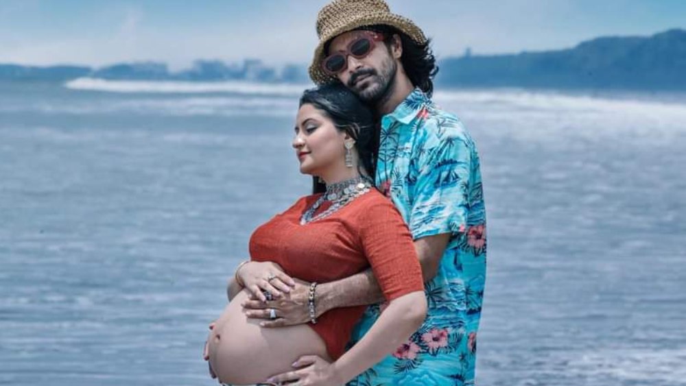 কক্সবাজার থেকে ঢাকায় ফিরছেন পরীমণি, স্ফীত গর্ভ প্রদর্শনে বাংলাদেশে কুৎসা তাঁকে ঘিরে